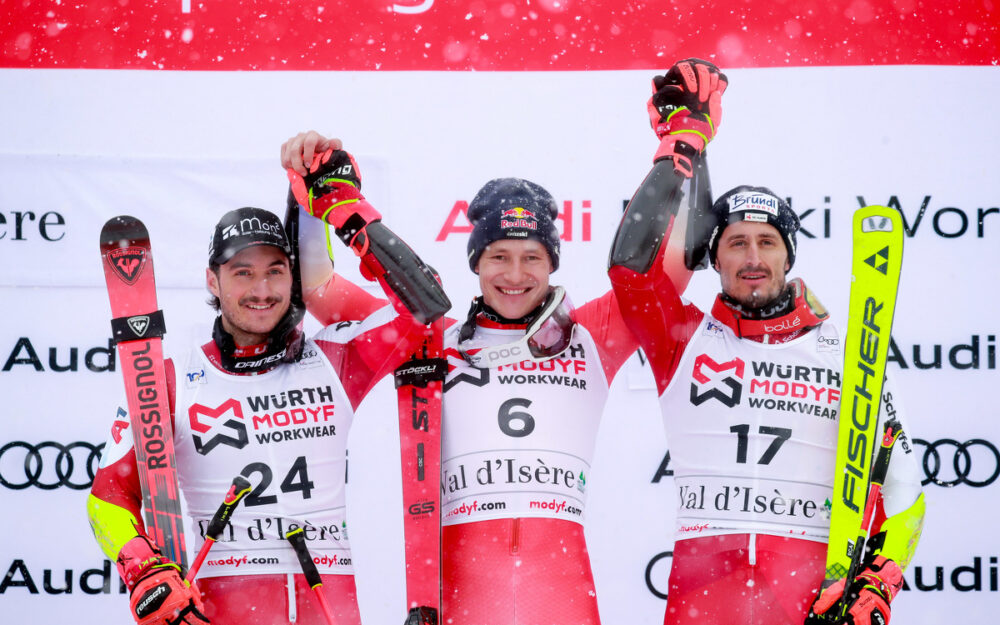 Patrick Feurstein, Marco Odermatt und Stefan Brennsteiner trotzten den Bedingungen und holten die Podestplätze. – Foto: GEPA pictures