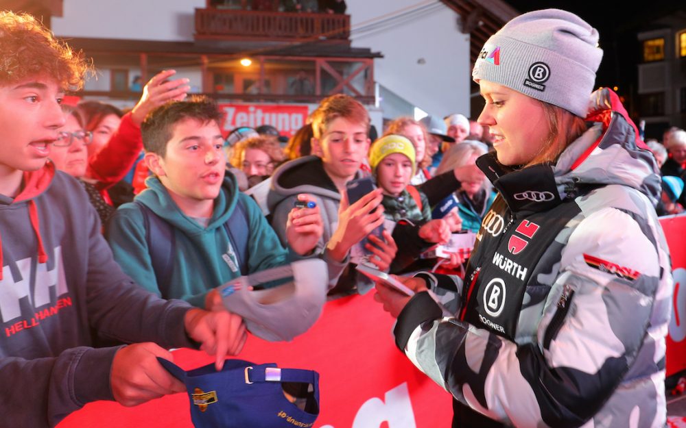 Viktoira Rebensburg im Dialog mit den Fans. – Foto: GEPA picture