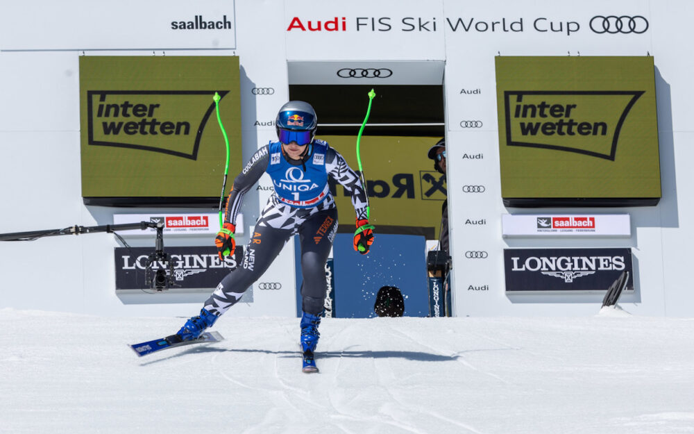 Alice Robinson (hier beim Start in Saalbach-Hinterglemm) hat die Saison mit einem Sieg lanciert. – Foto: GEPA pictures