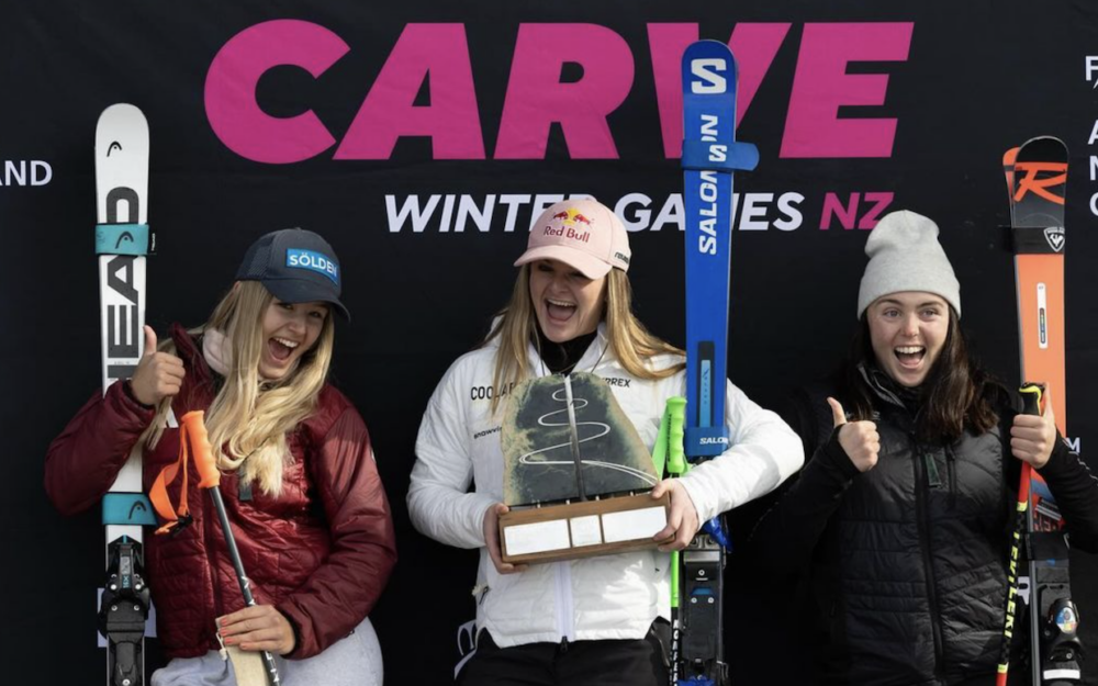 Alice Robinson (Mitte) gewinnt in Coronet Peak vor Romy Ertl (links) und Madison Hoffmann. – Foto: Wintergames NZ/McGregor