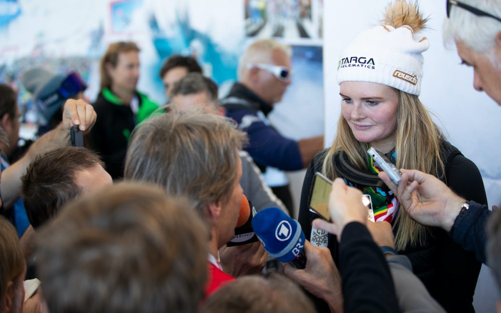 Alice Robinson war nach ihrem Sölden-Triumph gefragt. – Foto: GEPA pictures