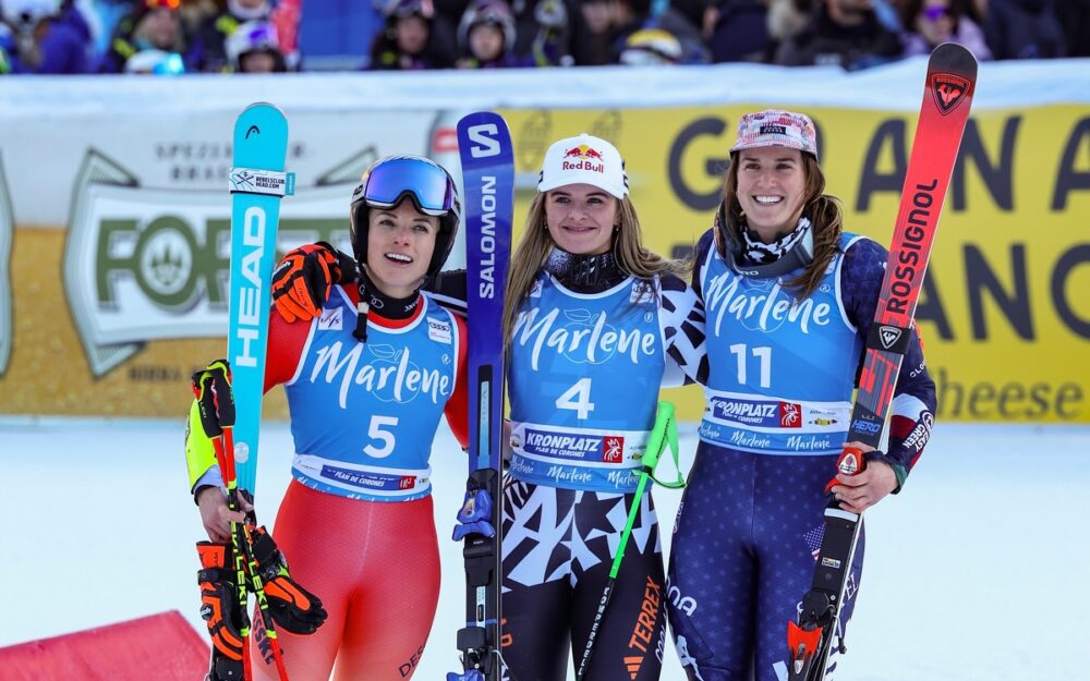 Lara Gut-Behrami, Alice Robinson und Paula Moltzan stellen sich den Fotografen. – Foto: GEPA pictures