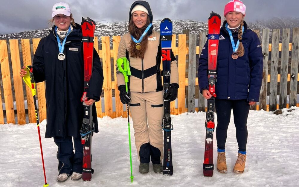 Alessia Bösch, Piera Hudson und Lara Huml (v.l.) bilden das Podest nach dem zweiten FIS-Slalom von Cardrona. – Fotos: zvg