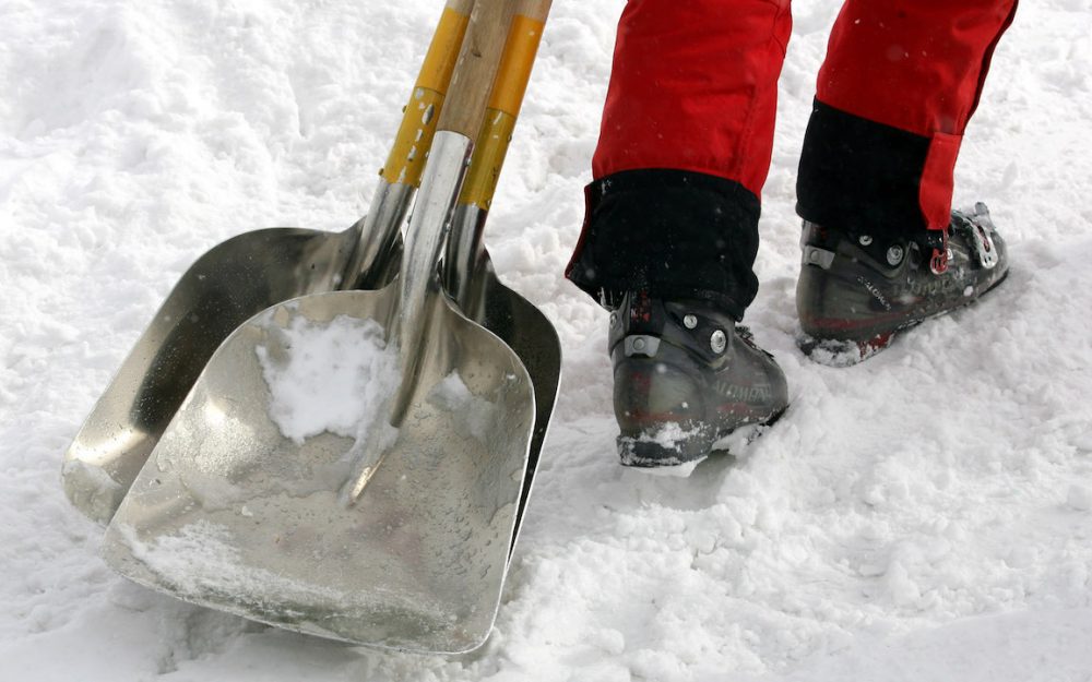 Die Schaufeln waren im Einsatz, aber es half nichts: der EC-Slalom musste abgesagt werden. – Symbolbild: GEPA pictures