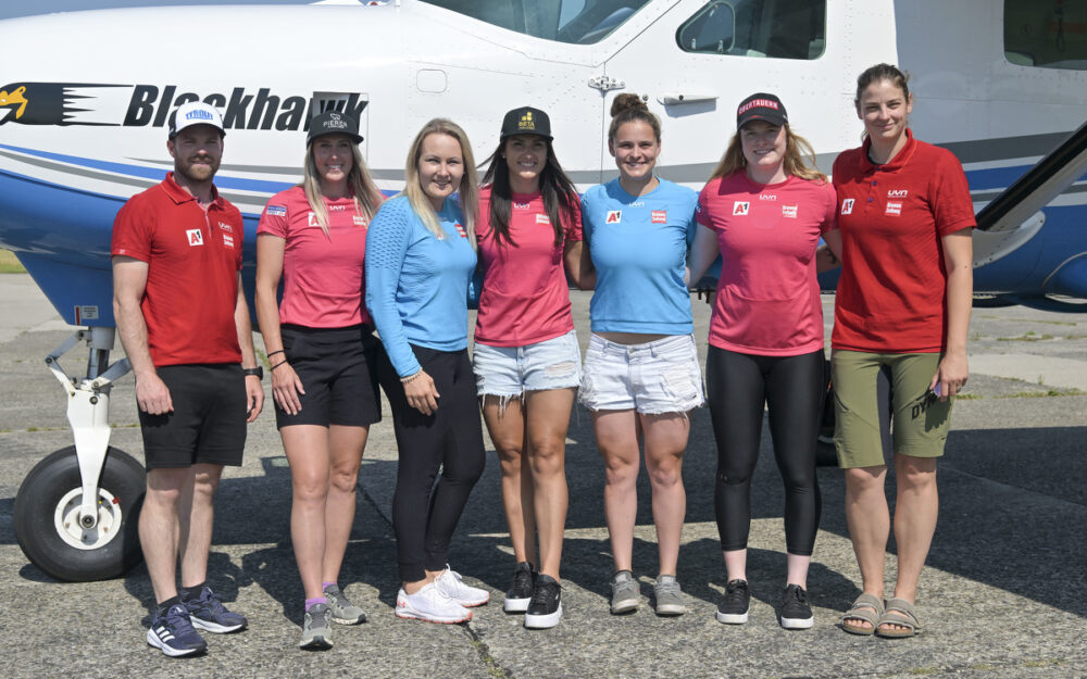 Konditionstrainer Josef Grosek, Cornelia Hütter, Tamara Tippler, Stephanie Venier, Emily Schöpf, Lisa Grill und Physiotherapeutin Anja Sesum (v.l.). – Foto: GEPA pictures