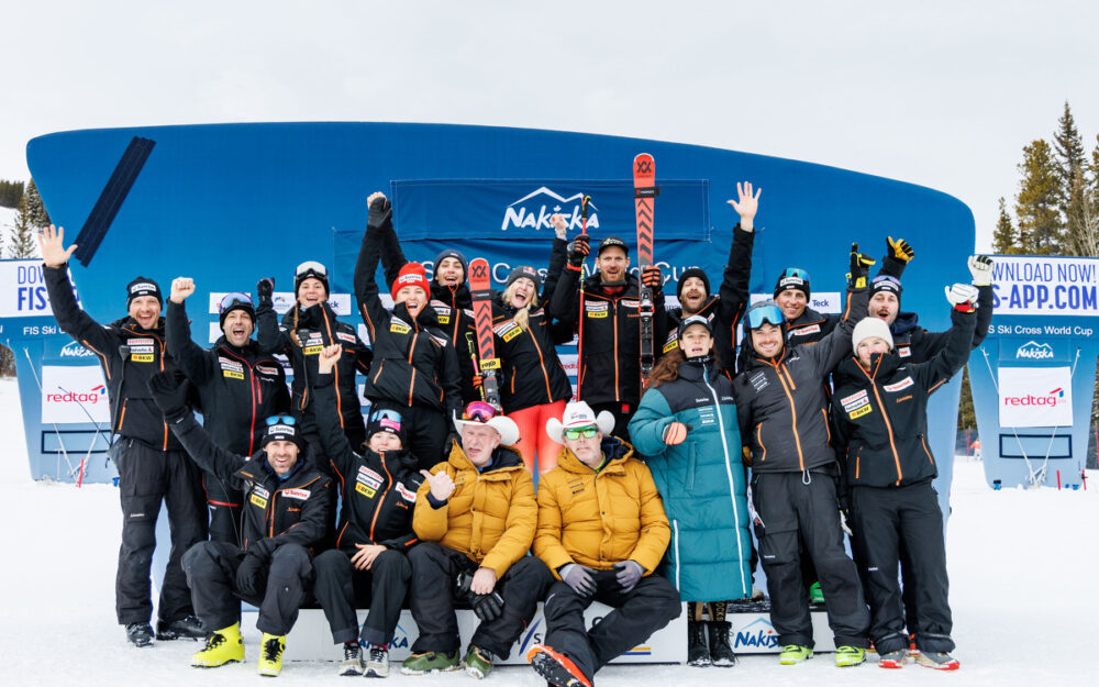 Die Schweizer Skicross Delegation in Nakiska. – Foto: GEPA pictures