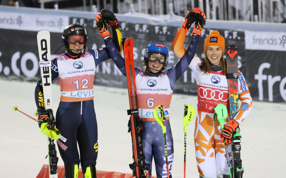 Mikaela Shiffrin (Mitte) freut sich über den fünften Sieg in Levi und wird bei der Siegerinnenehrung "assistiert" von Anna Swenn Larsson (links) und Petra Vlhova (rechts). – Foto: GEPA pictures