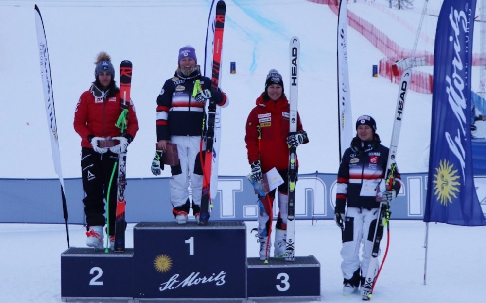 Nadine Fest, Tessa Worley, Wendy Holdener und Coralie Frasse Sombet (v.l.) bei der Siegerehrung. - Foto: zvg / Andreas Maduz, St. Moritz Tourismus