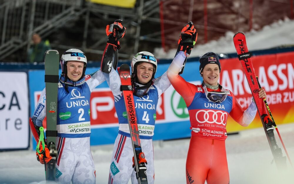 Henrik Kristoffersen, Alexander Steen Olsen und Marco Odermatt (v.l.) erreichten die Podestplätze im Regen-Rennen von Schladming. – Foto: GEPA pictures