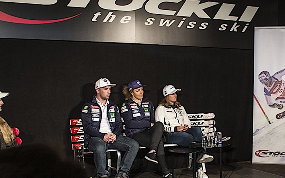 Martin Cater, Ilka Stuhec und Viktoria Rebensburg anlässlich einer Medienkonferenz bei der Firma Stöckli in Malters. – Foto: zvg / Stöckli