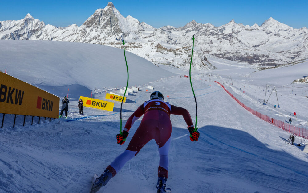 Routinier Otmar Striedinger, hier beim Start zum ersten Training, stellte die erste Tagesbestzeit auf der "Gran Becca" auf. – Foto: GEPA pictures