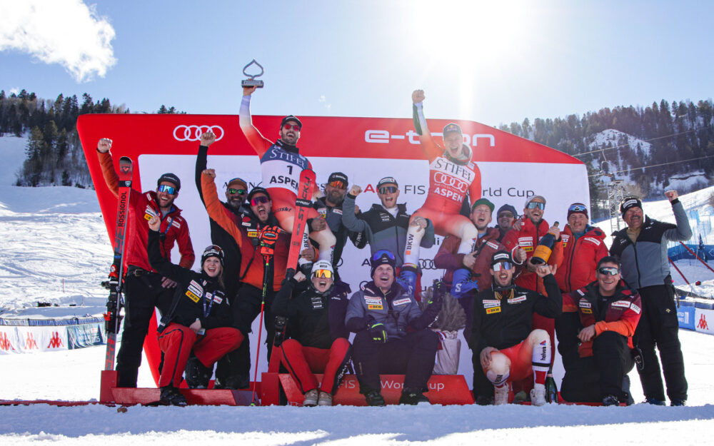 Das Schweizer Team feiert Loic Meillard (links) und Marco Odermatt. – Foto: GEPA pictures