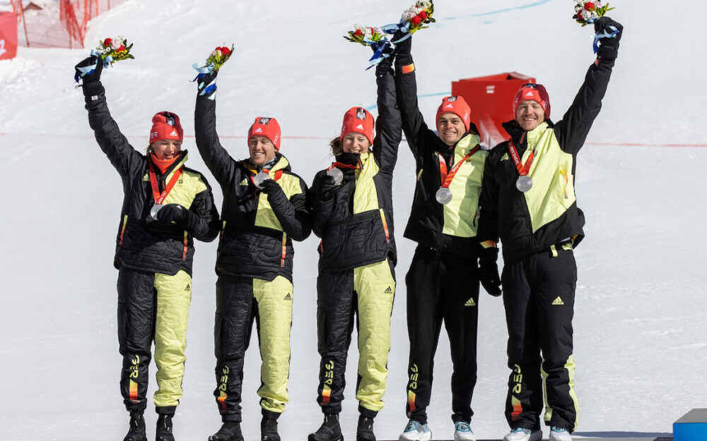 Silber beim Olympia-Team-Event von Peking: Emma Aicher, Julian Rauchfuss, Lena Dürr, Alexander Schmid und Linus Strasser. - Foto: GEPA pictures