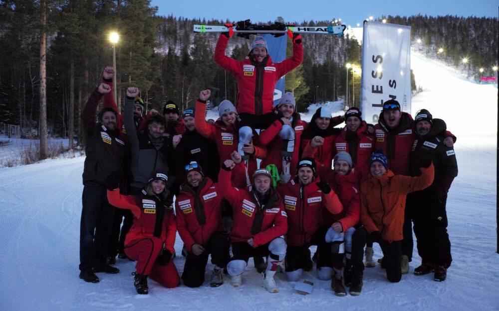 Matthias Iten und das Schweizer Team feiern den ersten EC-Podestplatz 2024/25. – Fotos: zvg