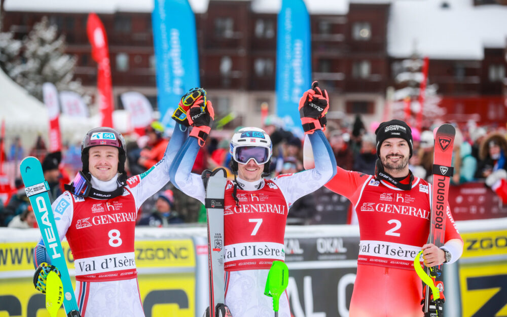 Atle Lie McGrath, Henrik Kristoffersen und Loic Meillard (v.l.) belegen die Podestplätze in Val d'Isère. – Foto: GEPA pictures