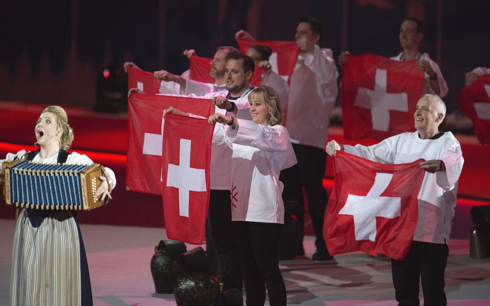 Bei der Schlusszeremonie in Krasnoyarsk stellte sich die Schweiz als Austragungsland 2021 schon mal lautstark und farbenprächtigvor. – Foto: zvg / www.winteruniversiade2021.ch