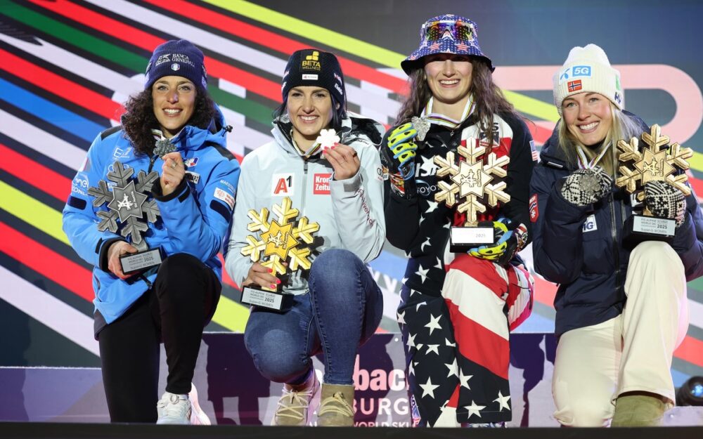 Jubel bei den Medaillengewinnerinnen (v.l): Federica Brignone (2.), Stephanie Venier (Weltmeisterin, Kajsa Vickhoff Lie und Lauren Macuga (3.). – Foto: GEPA pictures