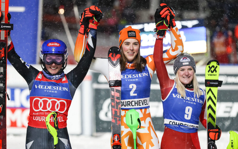 Mikaela Shiffrin, Petra Vlhova und die Österreicherin Katharina Truppe stellen sich beim letzten Weltcup-Rennen vor Weihnachten den Fotografen. – Foto: GEPA pictures