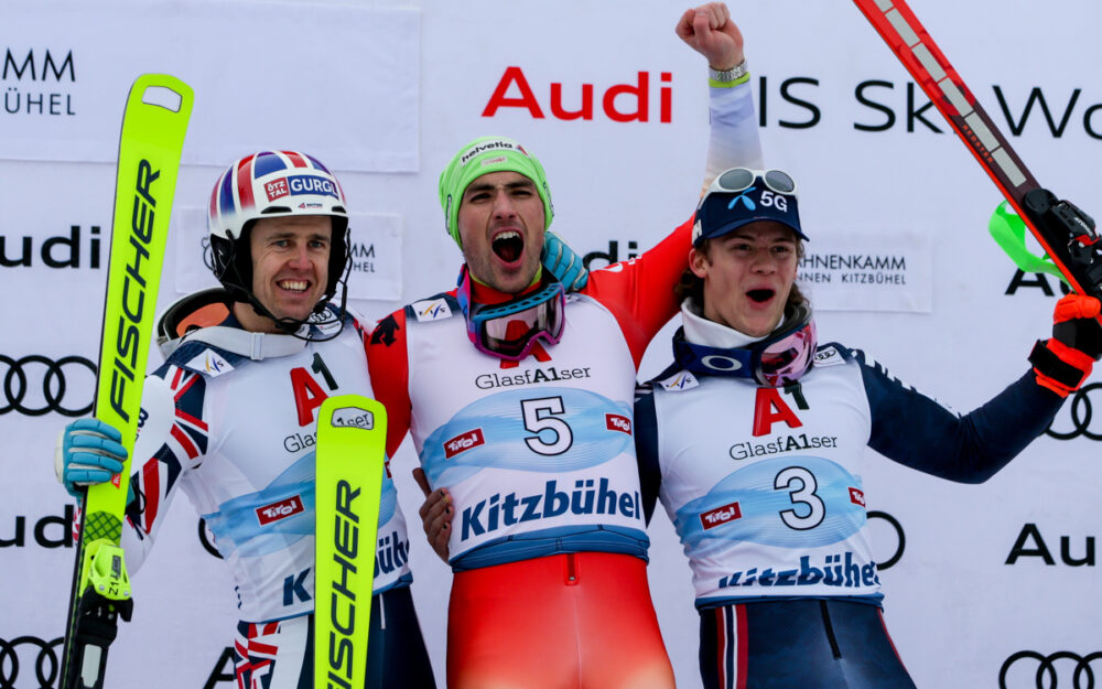 Daniel Yule (Mitte) kann sich zum zweiten Mal als Kitzbühel-Sieger feiern lassen. Beim Fototermin der Top-3 dabei: Dave Ryding (links) und Lucas Braathen. – Foto: GEPA pictures