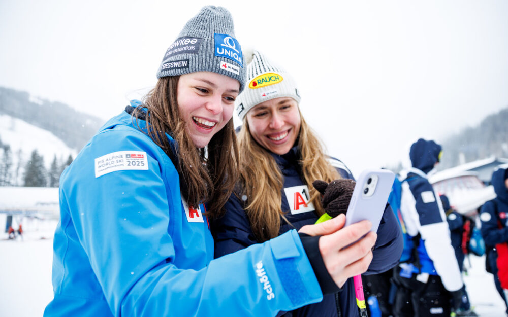 Leonie Zegg (links) und Victoria Olivier, Junioren-Weltmeisterin 2024 in der Abfahrt, gehören zum österreichischen Aufgebot für die Junioren-WM. – Foto: GEPA pictures