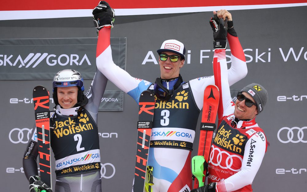 Henrik Kristoffersen (links) und Marcel Hirscher (rechts) müssen sich selbst beim Feiern strecken. Ramon Zenhäusern war schlicht der Grösste . – Foto: GEPA pictures