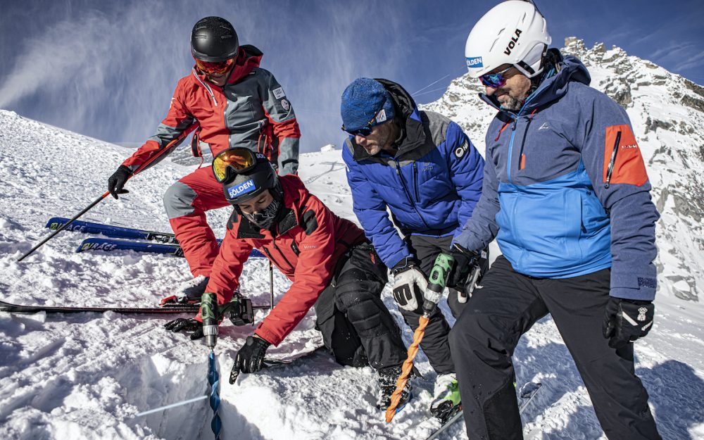 FIS-Schneekontrolle in Sölden: Rupert Steger (ÖSV Event-Marketing), Isidor Grüner (Sölden), Markus Mayr (FIS) und Rainer Gstrein (Sölden). – Foto: Ernst Lorenzi/Sölden