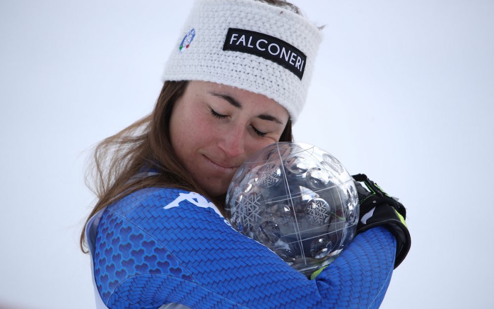 Sofia Goggia mit der kleinen Kristallkugel für die beste Abfahrerin 2017/18. – Foto: GEPA pictures